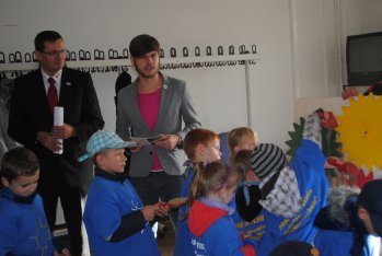 Hubertus Diemer (DRK) und Torsten Krause mit der LIGA Broschüre