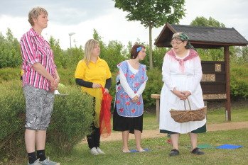 Die Erzieher zeigten das Theaterstück des Pfarrer Sebastaion Kneipp.JPG