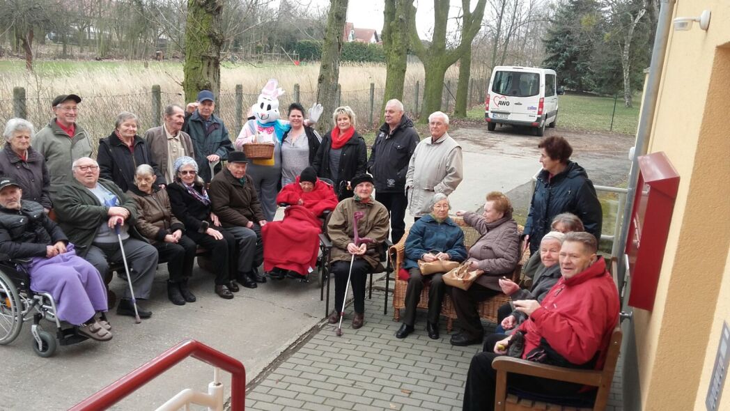 Tagespflege Storchennest: Klienten, Osterhase und das Team