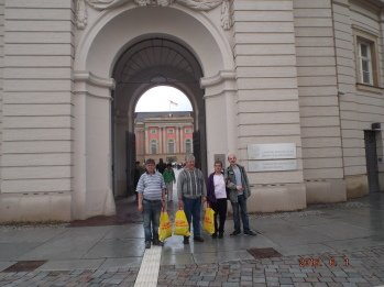 vor dem Landtagsgebäude