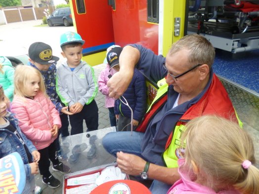 Gespannt hören die Kinder zu.JPG