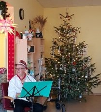 Weihnachtsfeier in der Tagespflege Neuhardenberg_18.12.2019_Der Hölschebure sorgt für Stimmung.jpg