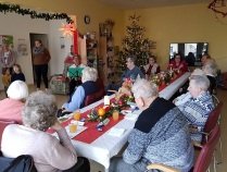 Weihnachtsfeier in der Tagespflege Neuhardenberg_18.12.2019_Genießen bei festlicher Tafel.jpg