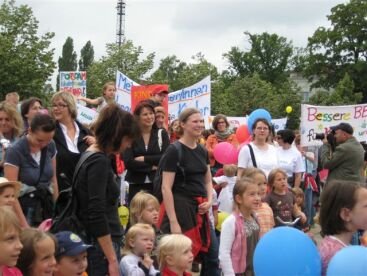 Kita-Kampagne: Rekordteilnehmerzahl beim Sternmarsch für mehr Bildung in Kitas