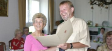 AWO Ortsverein Premnitz e.V. (Landkreis Havelland): Auszeichnung von Thea Lenz durch Clemens Appel (Chef der Staatskanzlei)